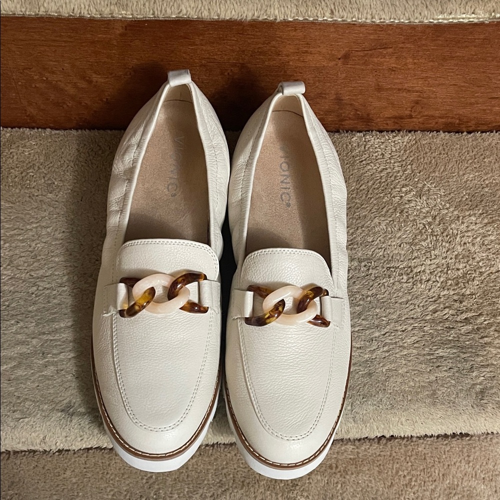 NWOT Vionic Cream Leather Loafers with Tortoise Chain - Picture 5 of 14